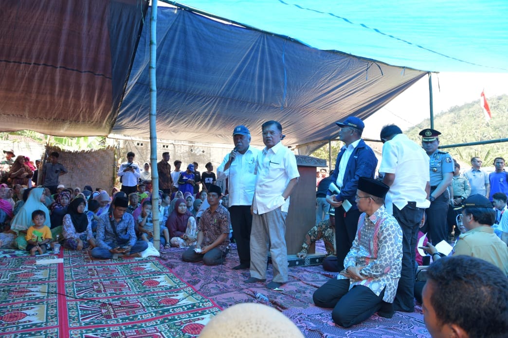 Wakil Presiden RI (Wapres) Jusuf Kalla didampingi Menteri Pekerjaan Umum dan Perumahan Rakyat (PUPR) Basuki Hadimuljono meninjau lokasi bencana gempa bumi yang terjadi di Pulau Lombok, dilanjutkan rapat koordinasi rekonstruksi dan rehabilitasi pascagempa, pada Selasa, 21 Agustus 2018. (foto: Dok. PUPR) 