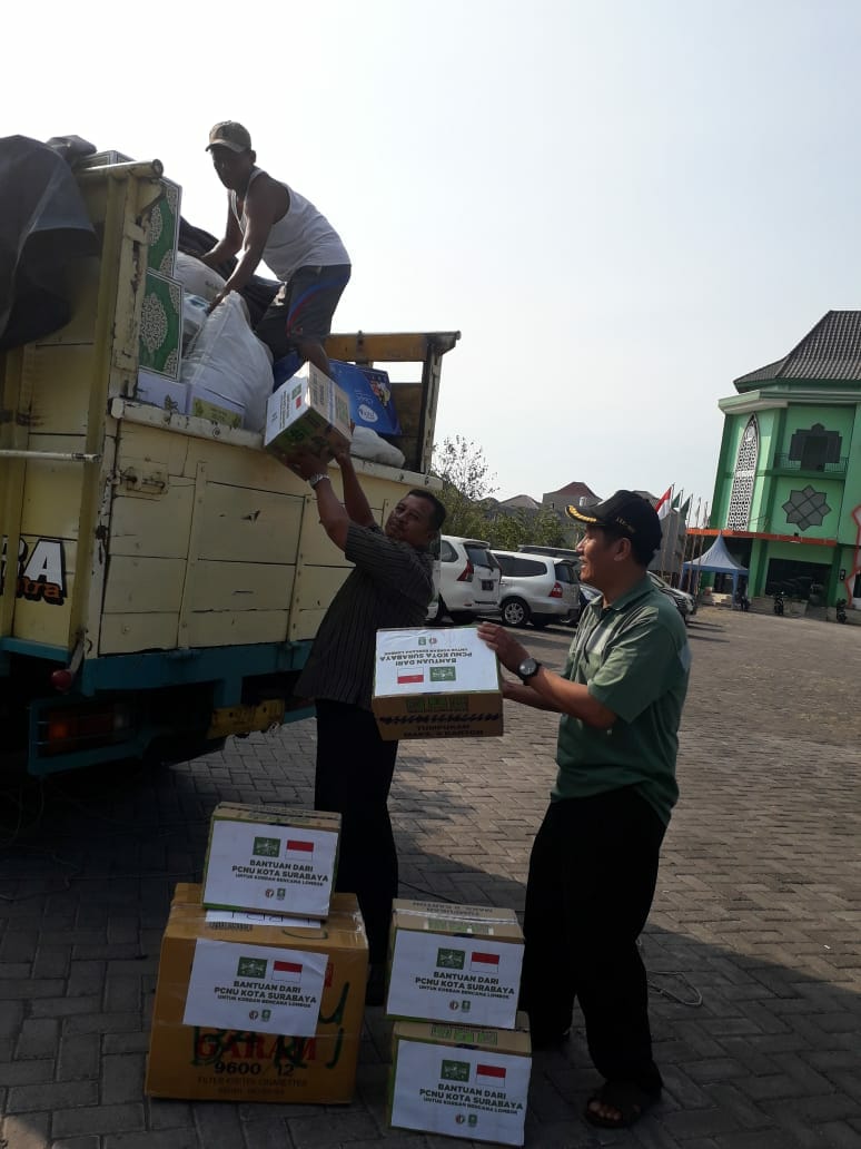 SOLIDARITAS: Sejumlah PCNU secara bergantian menyerahkan sumbangan dI PWNU Jatim. (foto: ngopibareng.id)