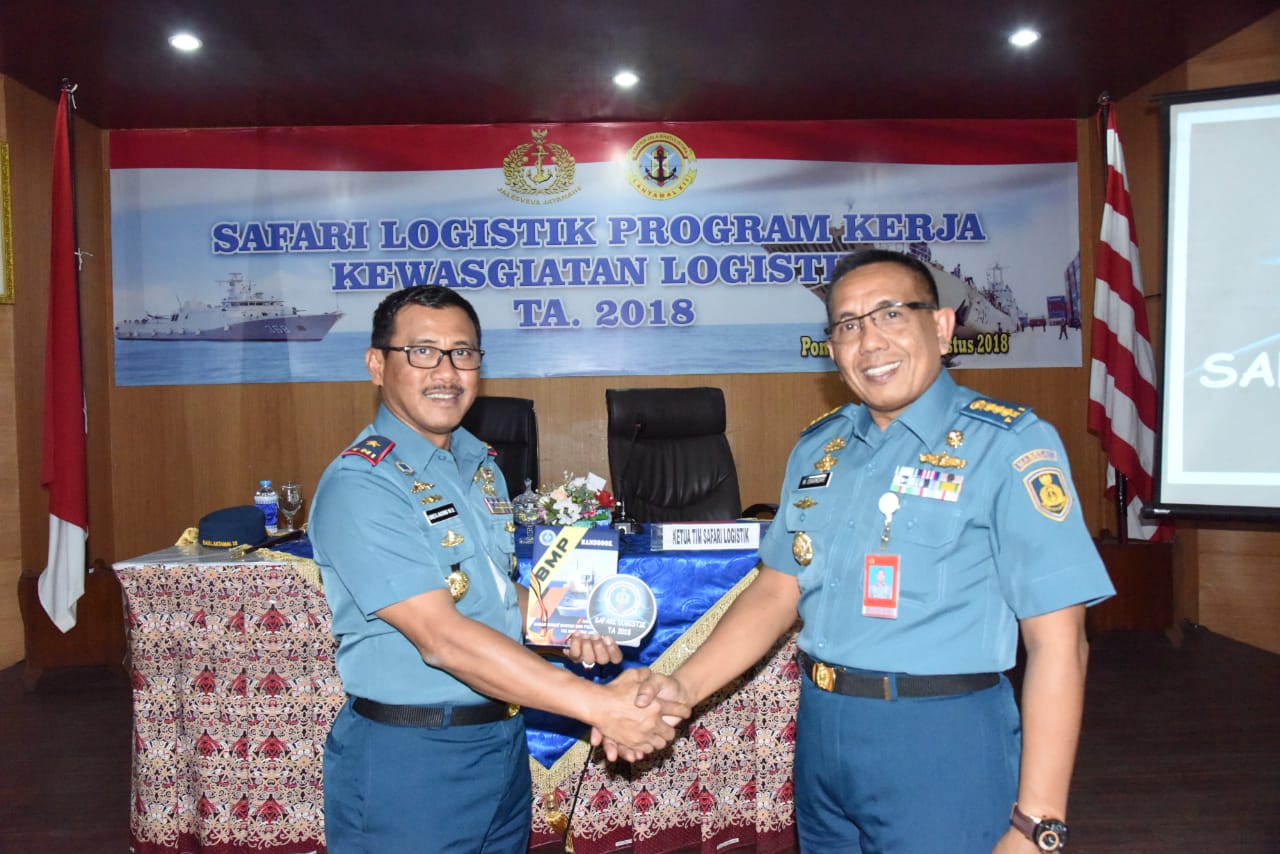 Danlantamal  XII Laksamana Pertama TNI Greg.Agung W.D., M. Tr (Han) menerima secara simbolis buku panduan logistik / Handbook dari Paban IV Bek Slogal Kolonel Laut (S) Mohamad Iskandar