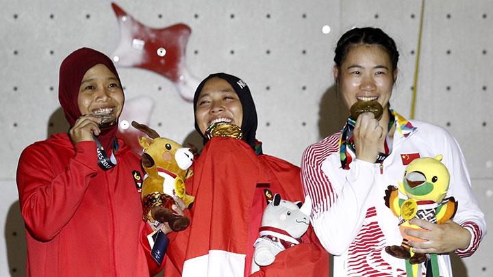 Dari kiri: peraih perak Puji Lestari, peraih medali emas Aries Susanti Rahayu, dan peraih medali perunggu He Cuilian dari Cina. Foto: inasgoc.