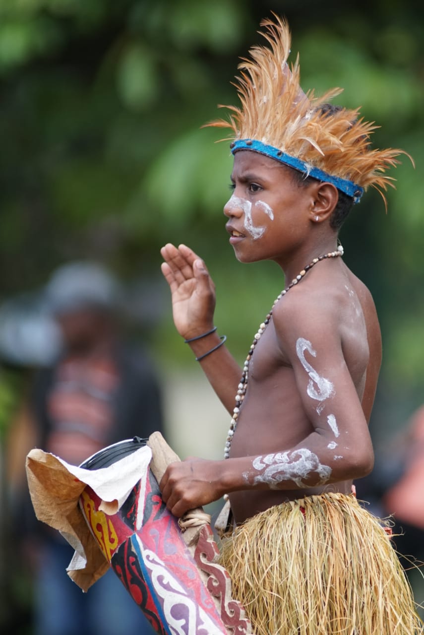 Anak-anak adat juga riang mnyambut Wisman. foto:isimewa/kemnpar
