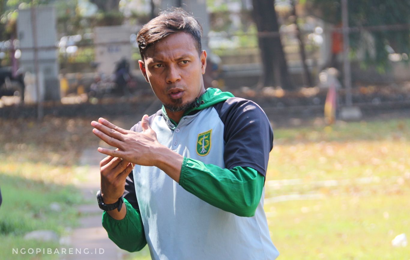 Asisten Patih Persebaya, Bejo Sugiantoro, saat pimpin latihan di Lapangan Sier, Jumat 24 Agustus 2018. (Foto: Haris/ngopibareng.id)