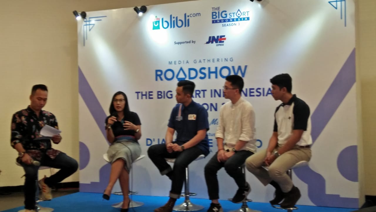 Leni Rahayu (kiri), Edwin Yani Widjaja (dua dari kiri), dan Agung D.Kurnianto (dua dari kanan) ketika melakukan roadshow The Big Start Indonesia (TBS) season 3 di Surabaya. (Amanah/ngopibareng.id)