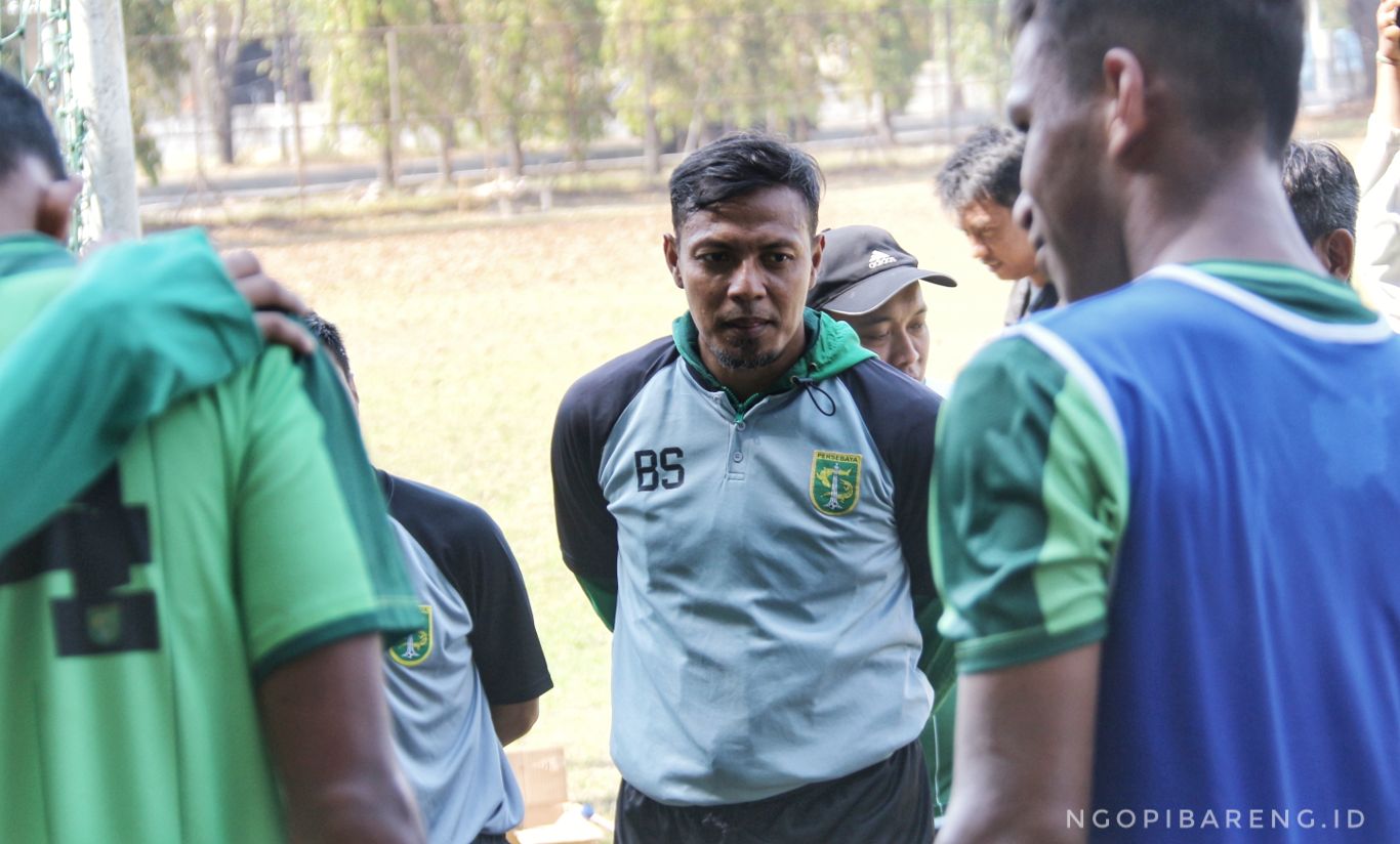 Asisten Pelatih Persebaya, Bejo Sugiantoro saat pimpin latihan di Lapangan Sier, Jumat 24 Agustus 2018. (foto: Haris/ngopibareng)