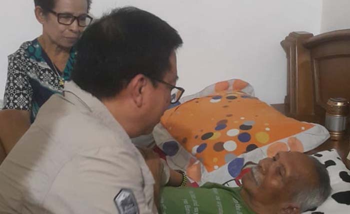 Yosep Adi Prasetyo hari Kamis 23 Agustus kemarin menjenguk wartawan senior Peter A. Rohi di rumahnya di Surabaya, yang dijaga istrinya Welmintje Giri. (foto: sri)