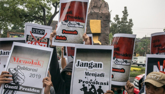 Massa yang tergabung dalam Forum Pasundan Bergerak melakukan aksi unjuk rasa menolak gerakan deklarasi 2019 Ganti Presiden di Depan Pusdai Bandung, Jawa Barat, Selasa (7/8/2018). Aksi tersebut menolak adanya deklarasi 2019 Ganti Presiden yang dilakukan khususnya di tempat ibadah karena dianggap menjadi salah satu gerakan pemecah belah umat dan provokasi kepada masyarakat. (Foto: Antara)