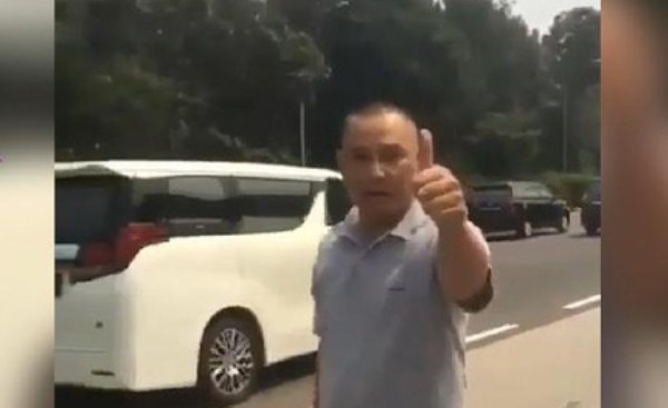 Misvanul Andri, warga sipil memakai stiker TNI di plat mobilnya.