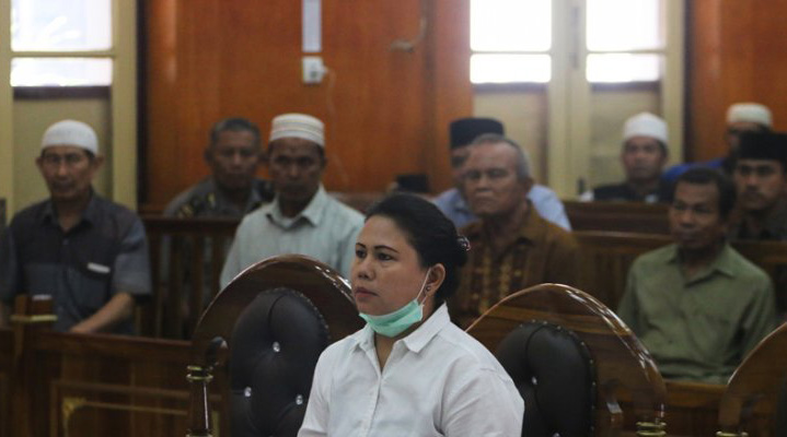 Terdakwa kasus penistaan agama, Meliana mengikuti sidang dengan agenda pembacaan putusan, di Pengadilan Negeri Medan, Sumatera Utara, Selasa 21 Agustus 2018. Meliana divonis satu tahun enam bulan penjara terkait kasus penistaan agama yang memicu kerusuhan bernuansa SARA di Tanjung Balai, Sumatera Utara pada akhir Juli 2016. (Foto: Antara)