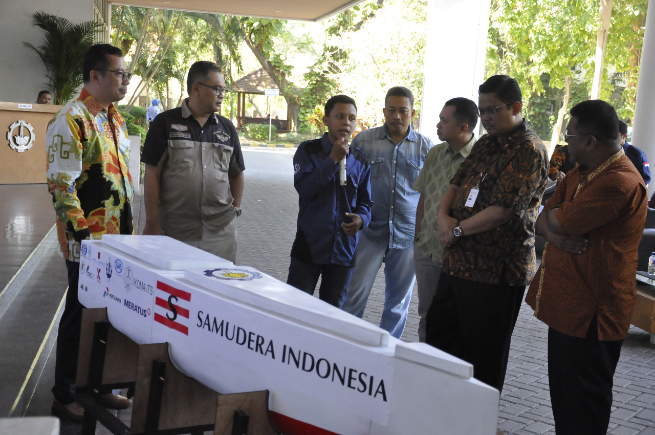 Wakil Rektor I ITS, Prof Heru Setyawan saat mendapat penjelasan tentang keunggulan kapal Tim Hydrone ITS. (Foto: Amanah/ngopibareng.id)