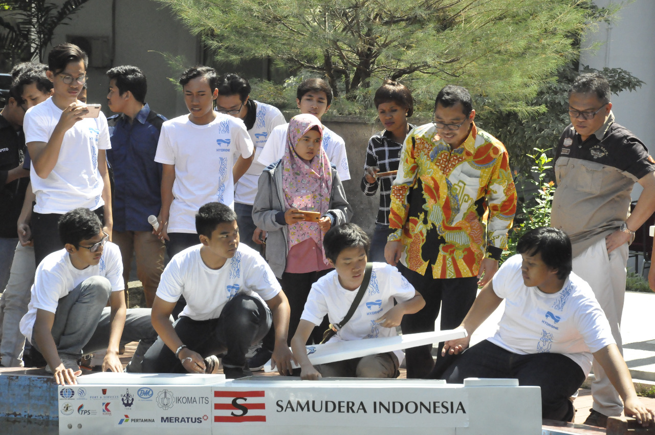 Wakil Rektor I ITS, Prof Heru Setyawan (berbatik kuning), saat menyaksikan uji coba kapal Wisanggeni dari Tim Hydrone di kolam Rektorat ITS, Jumat, 24 Agustus 2018.