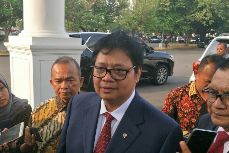 Ketua Umum DPP Partai Golkar Airlangga Hartarto memberikan keterangan kepada wartawan di Kompleks Istana Kepresidenan Jakarta, Jumat (24/8/2018). (Foto: Antara/Agus Salim)