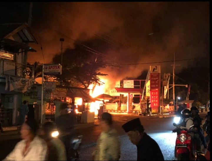 SPBU di Jalan Raya Kasembon, Malang, Jumat, 24 Agustus 2018 malam terbakar. (Foto: Witanto/ngopibareng.id)