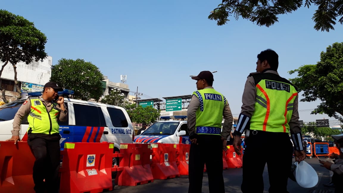 Sejumlah aparat bersiaga di sekitar Tugu Pahlawan. (Foto: Haris.ngopibareng.id)