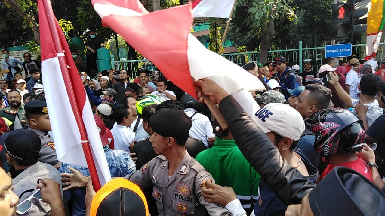 Situasi terkini di jalan Indrapura, saat dua massa berseberangan bertemu. (Foto: Farid/ngopibareng.id)