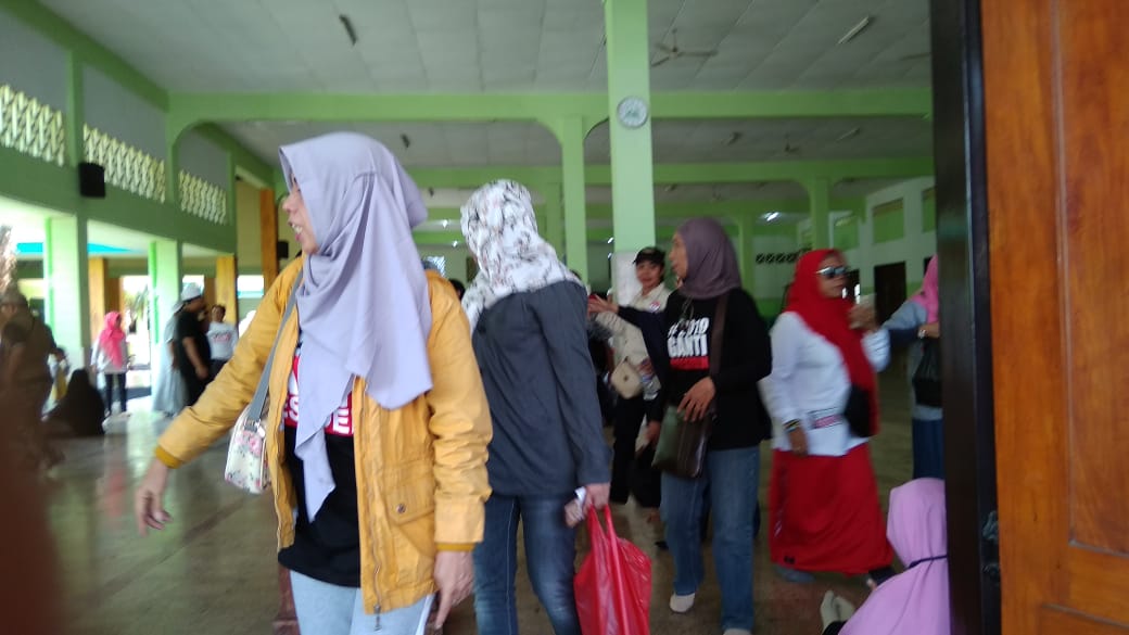 Massa #2019Ganti Presiden yang keluar dari Masjid Kemayoran Surabaya. (Foto: Haris/ngopibareng.id)