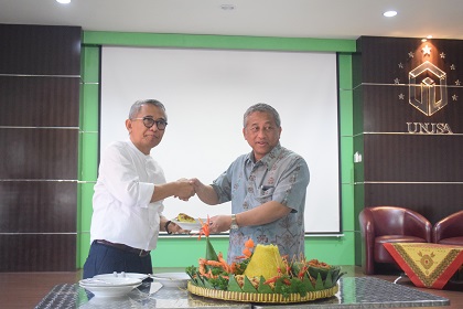 Ketua Yarsis, Prof Mohammad Nuh menyerahka tumpeng pada Rektor Unusa, Prof. Dr. Ir Achmad Jazidie dalam acara tasyakuran akreditasi Prodi S1 Pendidikan Dokter Unusa. (Foto: Amanah/ngopibareng.id)