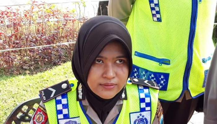 Bripda Agis yang kena cakar saat bantu berdiri perempuan massa aksi #2019Ganti Presiden. (Foto: Haris/ngopibareng.id) 