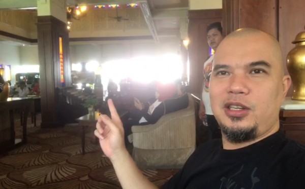 Ahmad Dhani saat di lobi Hotel Majapahit. (Foto: Farid/ngopibareng.id)