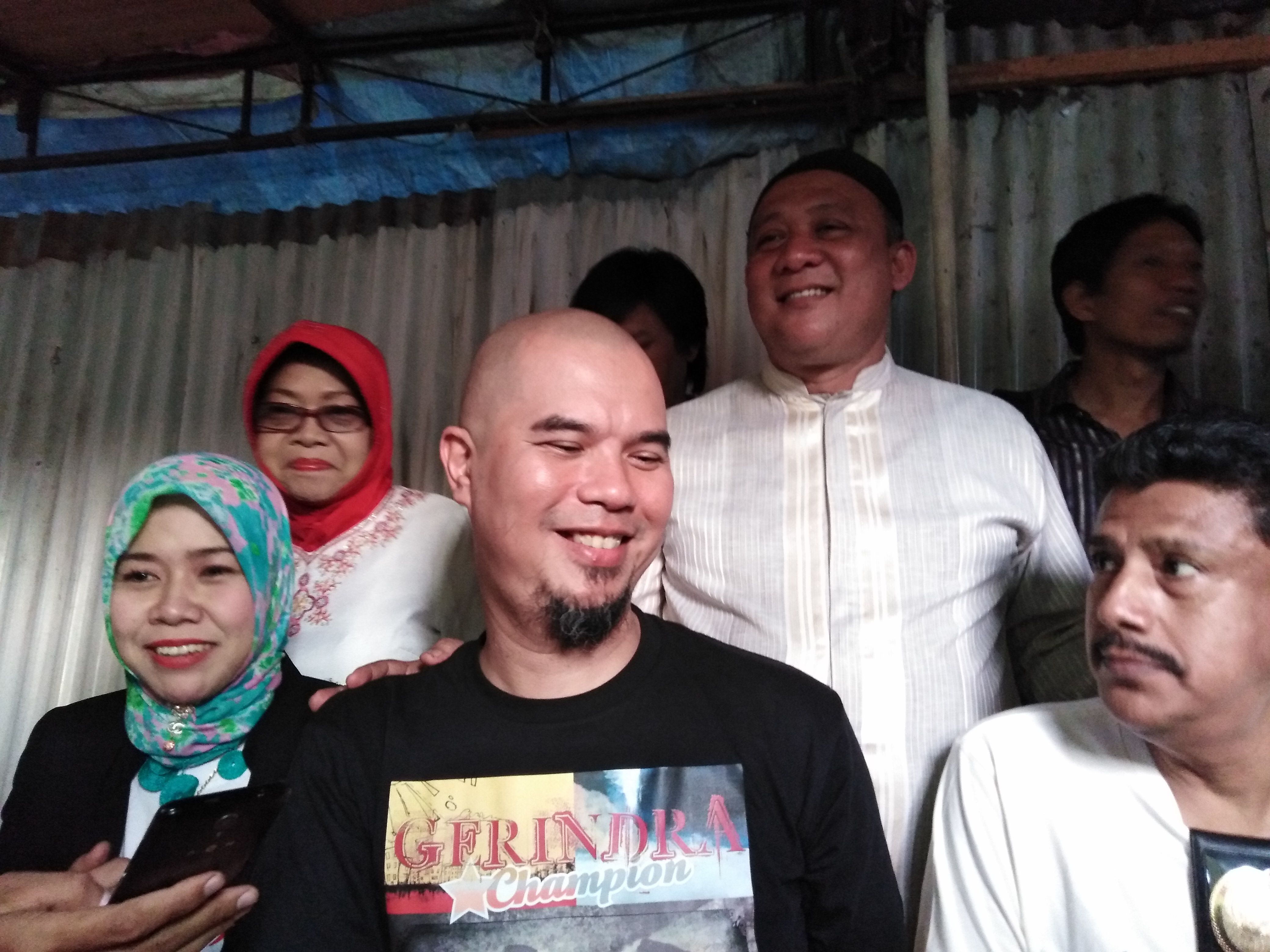 Kaos yang dipakai Ahmad Dhani saat jumpa pers, Sabtu 25 Agustus 2018, dipromosikan di Instagram. (foto: farid/ngopibareng.id) 