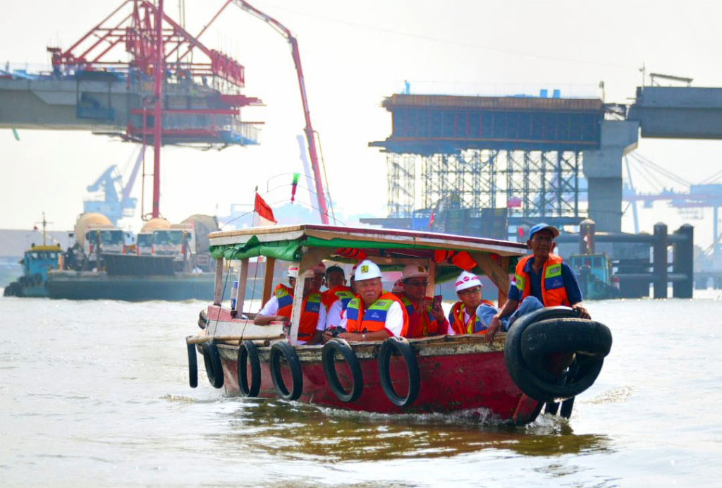 Menteri PUPR Basuki Hadimulyono meninjau proyem pembangunan Jembatan Musi IV, Minggu, 26 Agustus 2018. (Foto: Biro Komunikasi Publik PUPR)