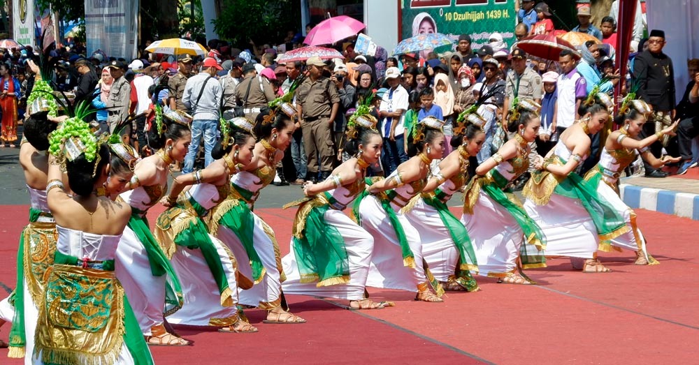 Tari Lampor dari Jogjakarta saat tampil di pawai budaya di Kota Probolinggo, Minggu, 26 Agustus 2018. (Foto: Isa/ngopibareng.id)