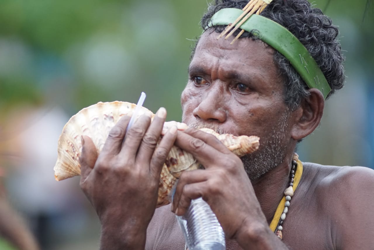 Yang terekam dengan manis, salah satu adegan musik di Festival Biak. foto:istimewa/kemenpar