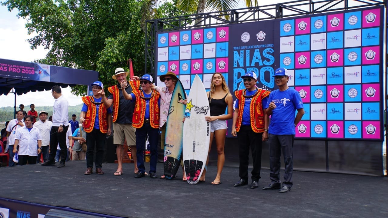 Para surfer dunia yang butuh penerbangan nyaman dan tidak melelahkan  saat menuju Nias. foto:dok kemenpar