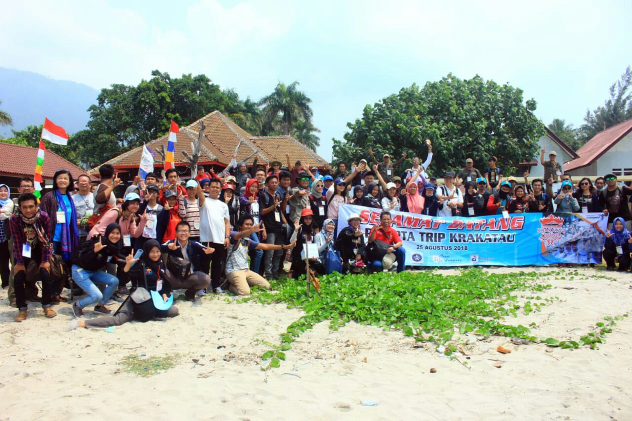 Anak muda, bertualang, mau bersanding dengan Anak Krakatau. foto:istimewa/dok kemenpar