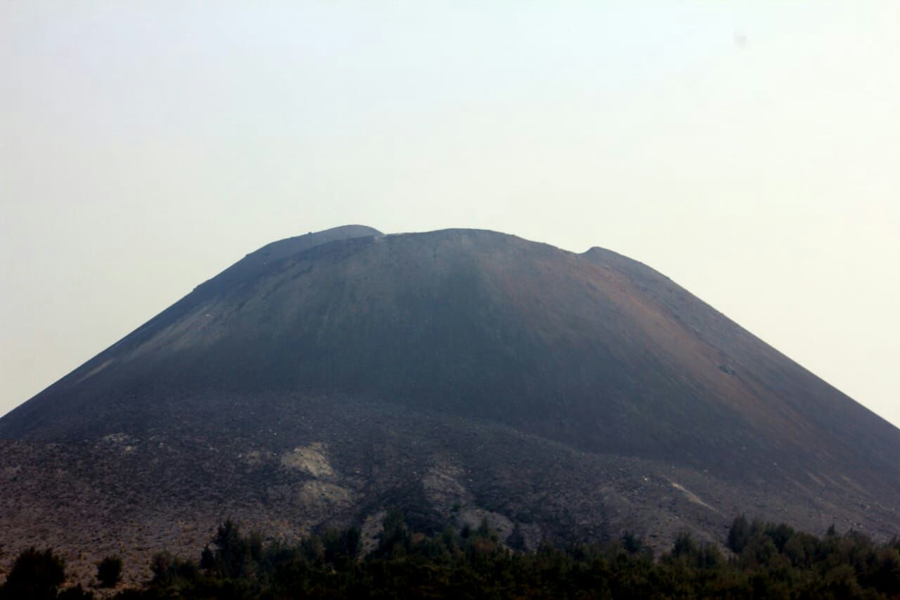 Anak Krakatau dari sudut pandang jauh. foto:istimewa/dok kemenpar