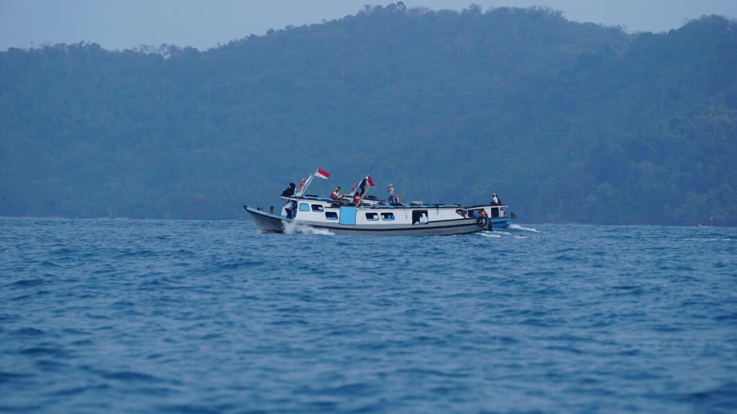 Harus menyeberang dengan perahu. foto:istimewa/dok kemenpar