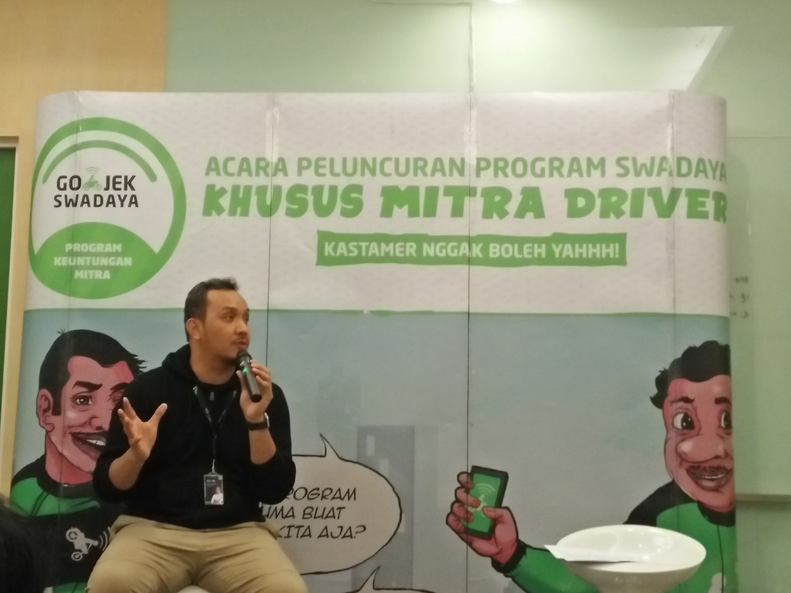 Strategic Regional Head Go-jek Jawa Tengah, Jawa Timur, Bali dan Nusa Tenggara, Delly Nugraha ketika berdiskusi mengenai program Go-jek Swadaya di Zest Hotel Jemursari Surabaya, Senin, 27 Agustus 2018. (Foto: Amanah/ngopibareng.id)