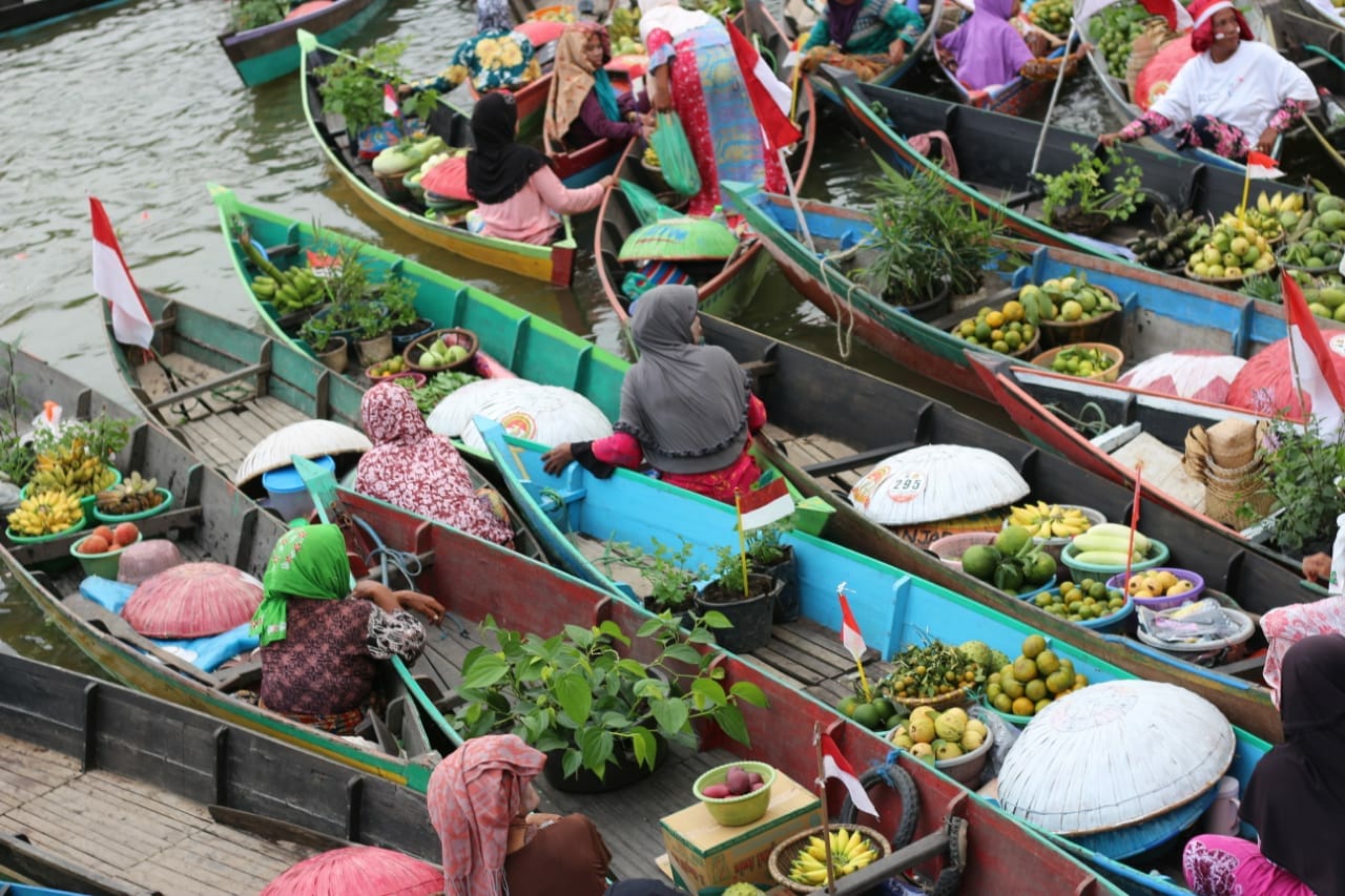 Pasar terapung, eksotis tenan. foto:kemenpar