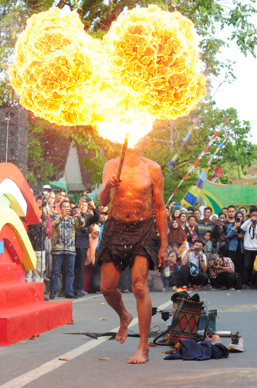 Akrobat, atraksi untuk lebih menyenangkan pengunjung Pasar Terapung. foto:istimewa/kemenpar