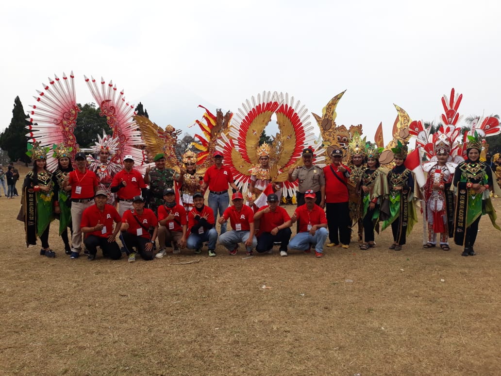 Suasana Pemberangkatan Trawas Trashion Carnival Di Trawas