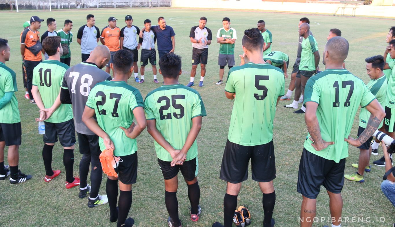 Skuad Persebaya Surabaya saat berlatih di Lapangan Jenggolo. (foto: Haris/ngopibareng)