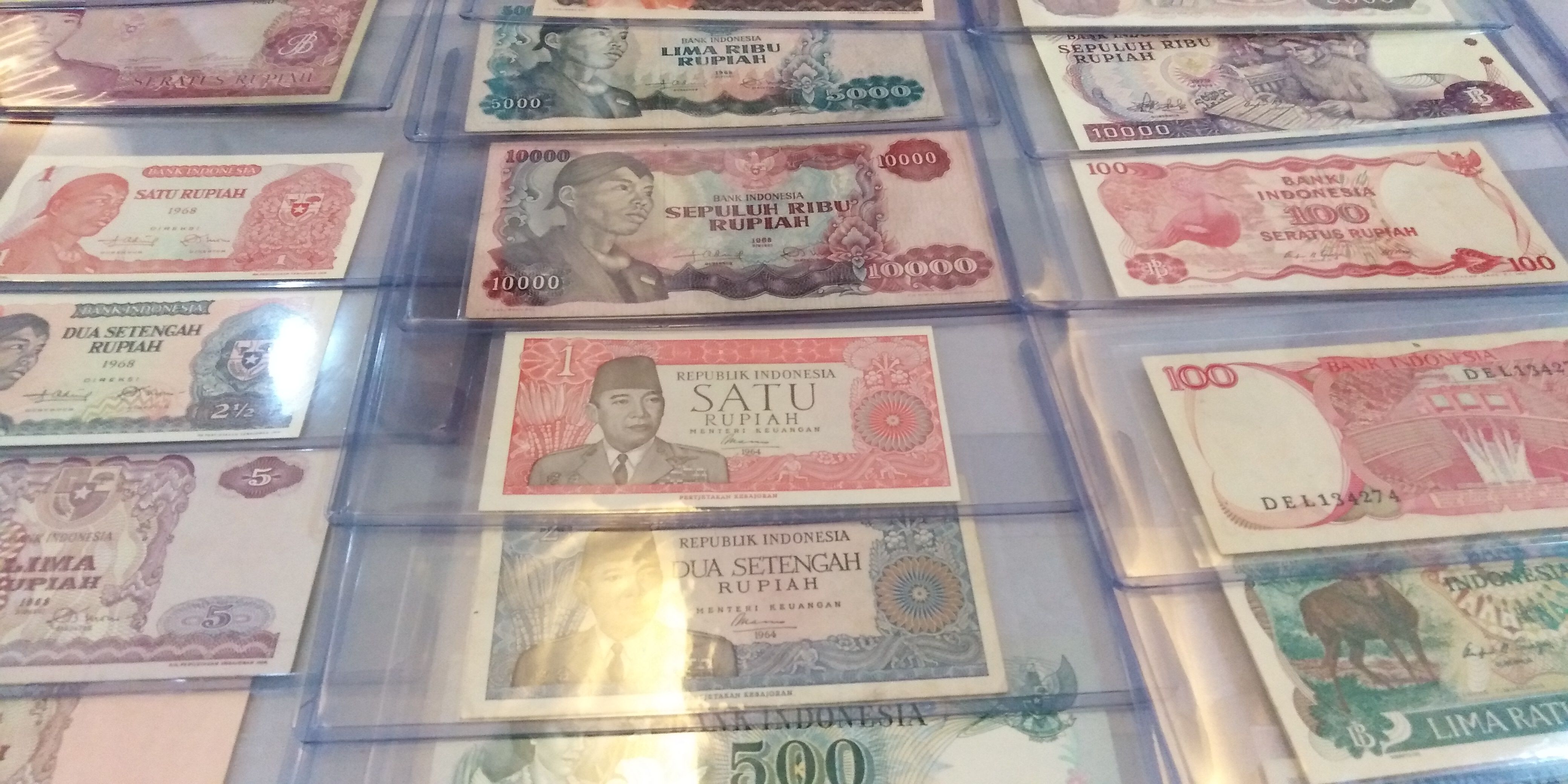 Benda Numismatik yang dihibahkan komunitas untuk Museum Surabaya. (foto: farid/ngopibareng.id) 