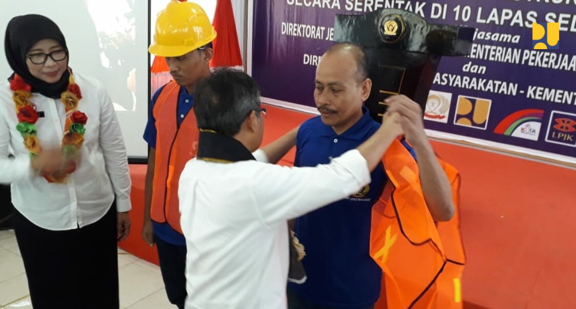 Kementerian PUPR melalui Ditjen Bina Konstruksi bekerjasama dengan Ditjen Pemasyarakatan, Kementerian Hukum dan HAM menyelenggarakan Kegiatan Fasilitasi Peningkatan Kapasitas Bagi Petugas Dan Warga Binaan Pemasyarakatan (WBP) di Bidang Jasa Konstruksi Tahap I yang dilaksanakan secara serentak di 10 Lapas yang dibuka oleh Dirjen Bina Konstruksi Kementerian PUPR Syarif Burhanuddin dan Dirjen Pemasyarakatan Kementerian Hukum dan HAM Sri Puguh Budi Utami, di Makassar, Senin, 27 Agustus 2018. (Foto: Dok. PUPR)
