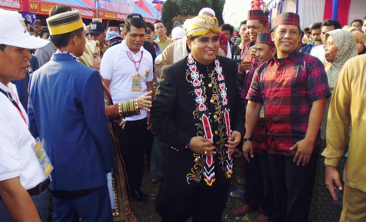 Dimas Kanjeng Taat Pribadi (tengah) saat masih berjaya memimpin padepokan. (Foto: isa/dok)