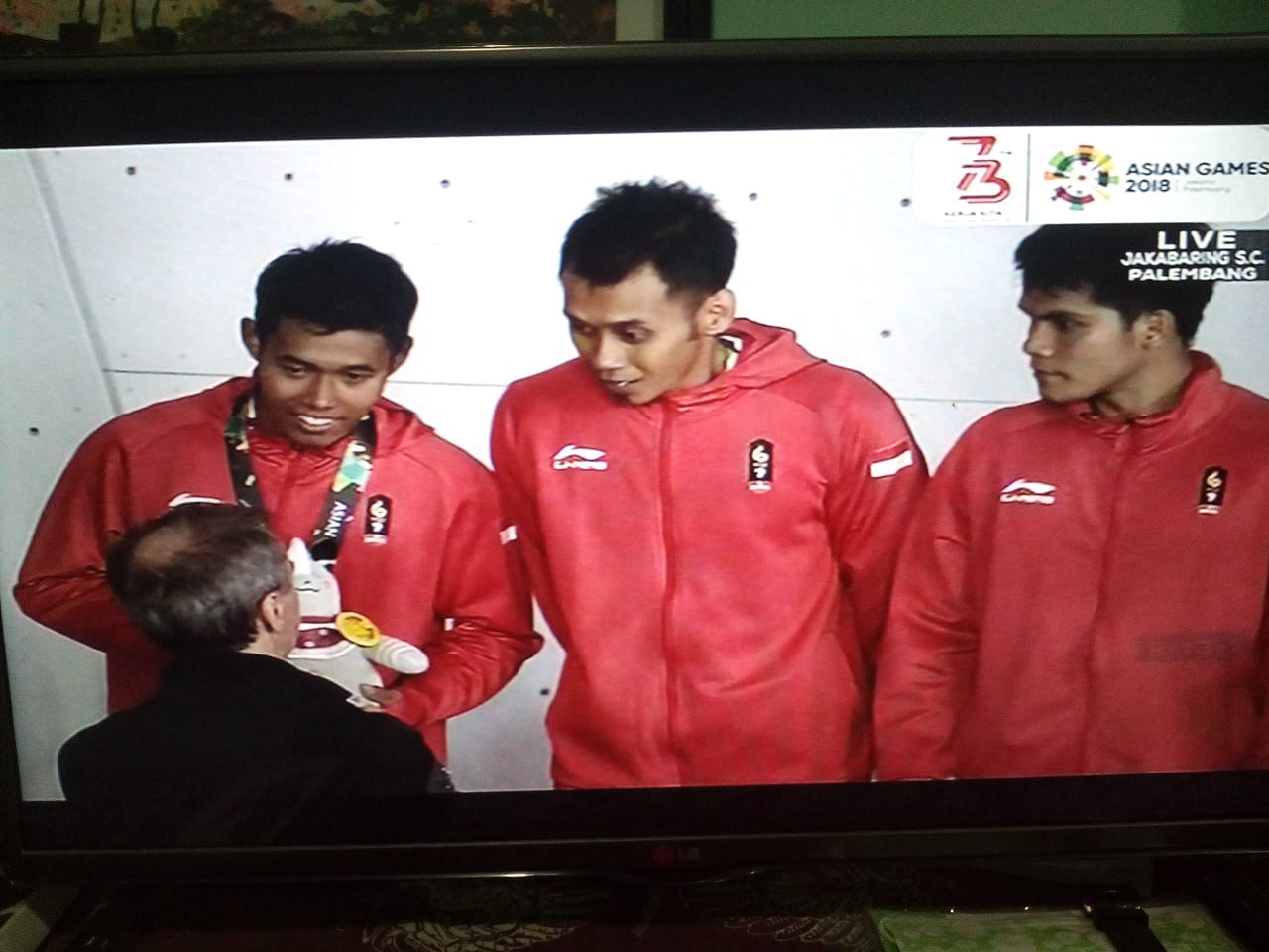 Rindi Sufriyanto (kiri) atlet panjat tebing asal Probolinggo, bersama dua rekannya peraih emas Asian Games pada nomor kecepatan beregu. (foto: indosiar).