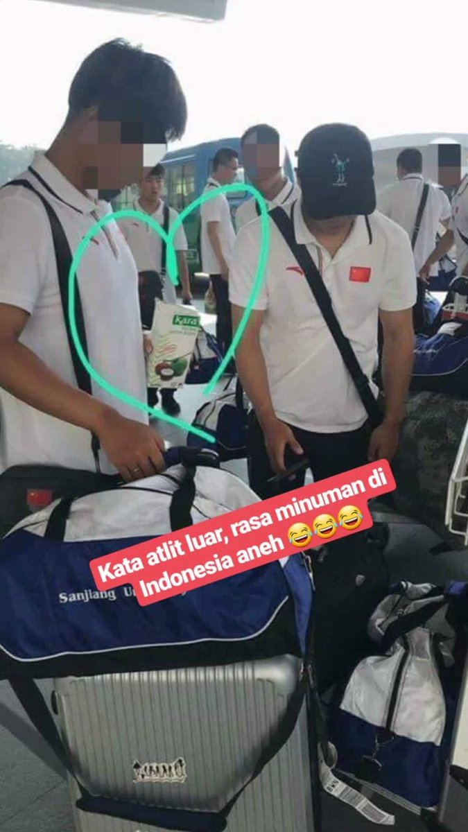 Atlit asing yang tertangkap kamera, sedang membawa minuman Indonesia yang aneh rasanya. (Foto: Twitter)