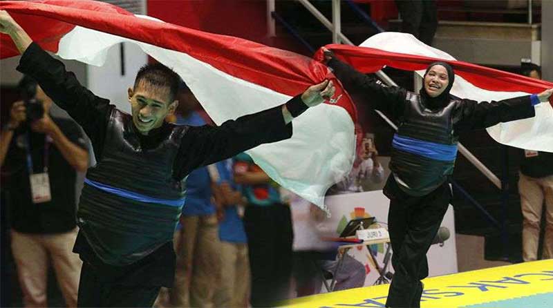 Pasangan Iqbal dan Sarah tampak haru sesaat usai keduanya meraih medali emas di Asian Games 2018.