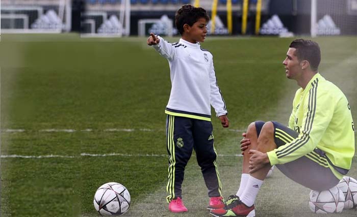 Cristiano Ronaldo dan putranya, Christiano Jr berada di lapangan.  (Foto: AFP)