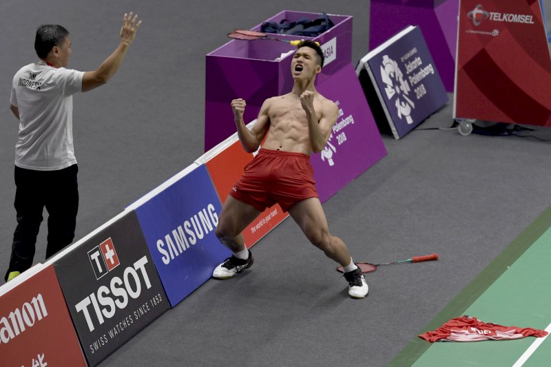 Jonatan Christie selebrasi usai menundukkan pebulu tangkis Jepang Kenta Nishimoto, pada pertandingan babak semifinal nomor perorangan Asian Games 2018 di Istora Senayan, Jakarta, Senin 27 Agustus. (Foto: Antara/INASGOC/Puspa Perwitasari)