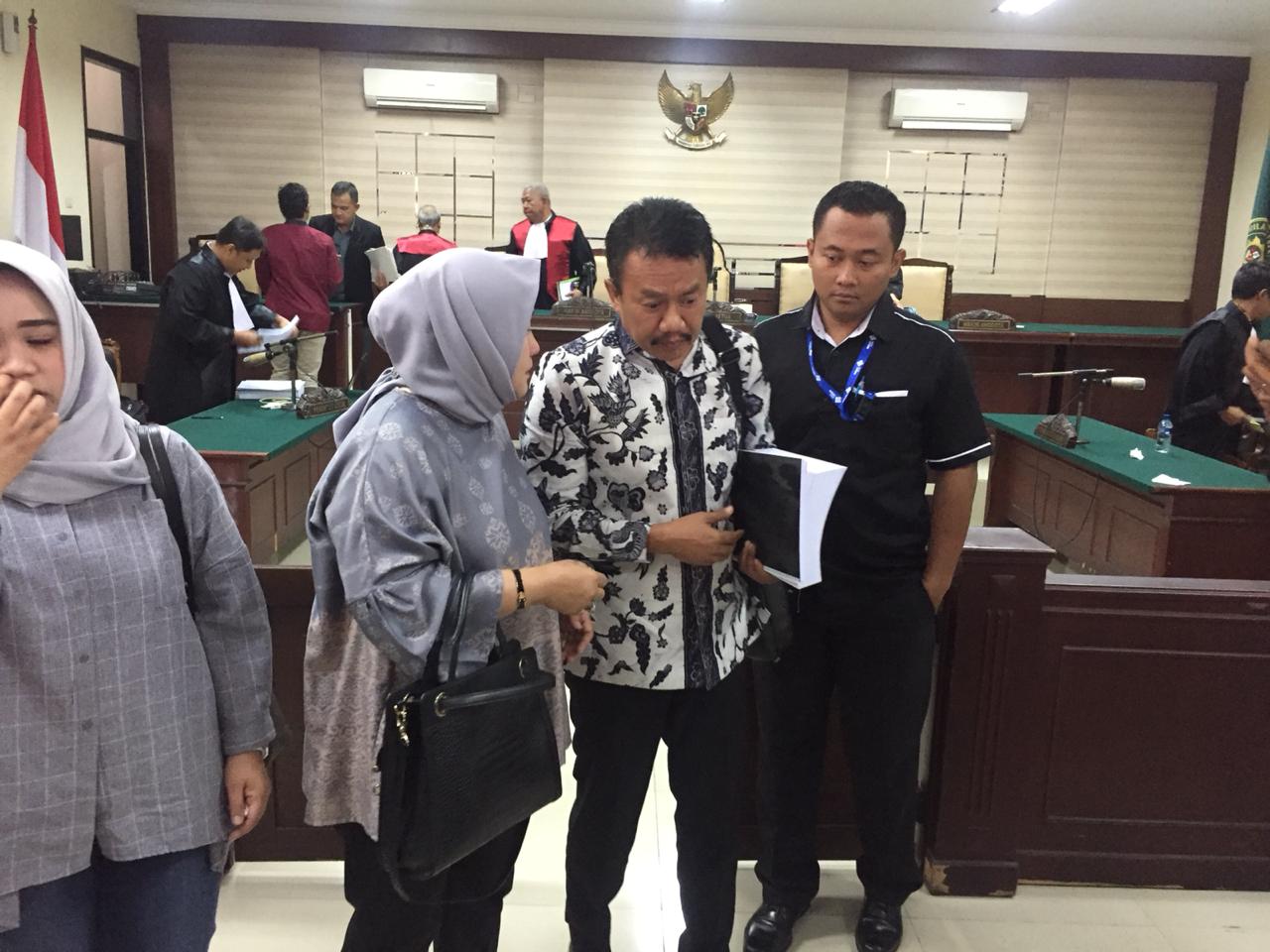 Mantan Bupati Jombang Nyono Suharli Wihandoko usai sidang di Tipikor. foto:tomi/ngopibareng.id