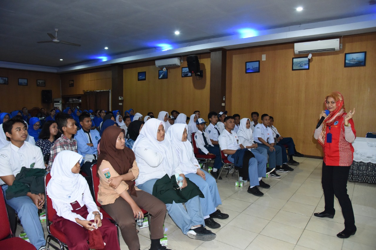 Jalasenastri dan putra-putri Keluarga Besar  Lantamal XII PontianakPencerahan bahaya narkoba  yang berlangsung di Mako Lantamal XII.