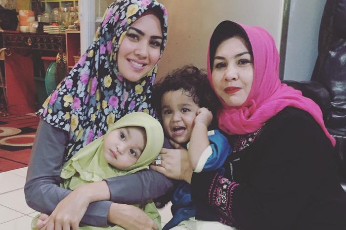 Kartika Putri bersama ibunya, Diana dan dua anak angkatnya. Foto: IG/kartikaputriworld.