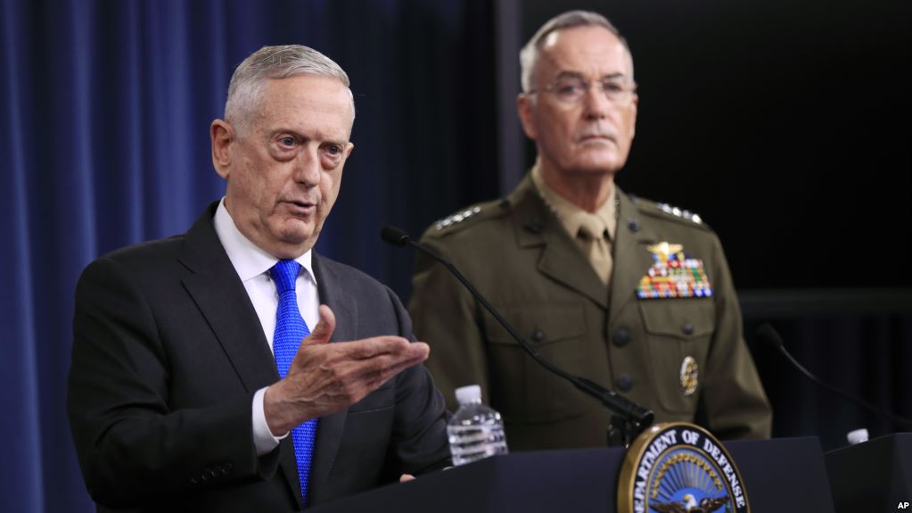 KONFERENSI PERS: Menhan AS Jim Mattis (kiri) dan Ketua Gabungan Kepala Staf, Jenderal Joseph Dunford berbicara pada konferensi pers di Pentagon, Selasa 28 Agustus.(foto: voa)