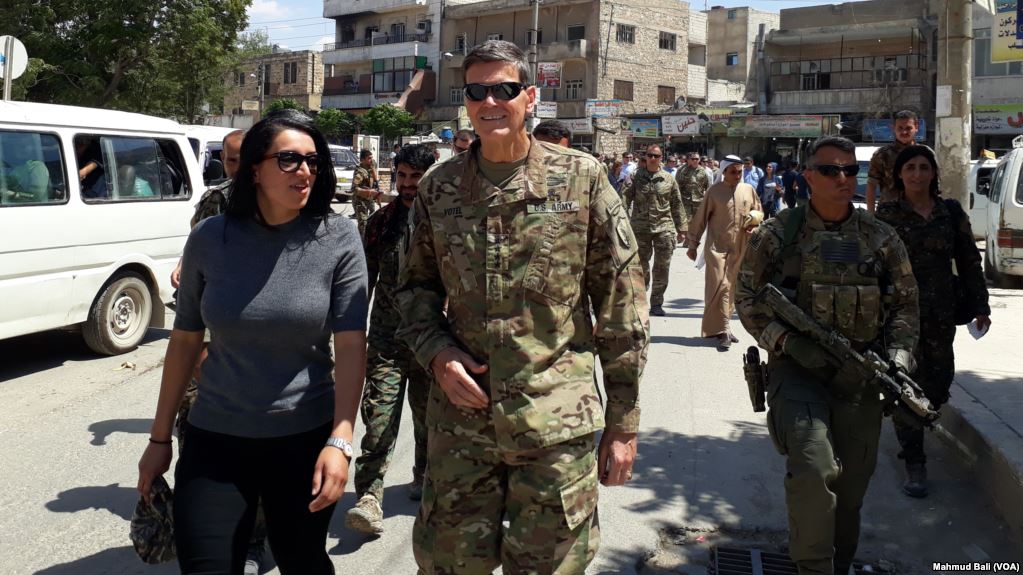 Jenderal Joseph Vottel, komandan U.S. Central Command dalam kunjungan di Manbij, Suriah bulan Juni 2018. (foto: voa).