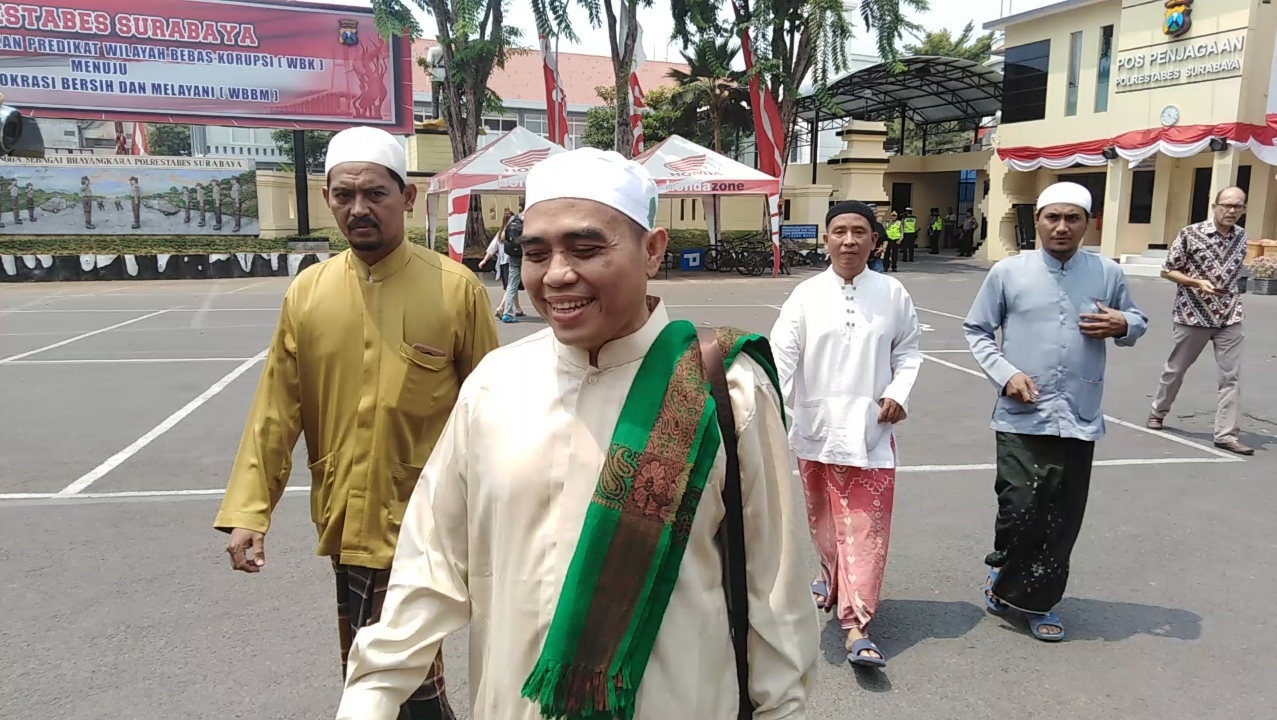 Perwakilan FPI Jatim saat tiba di Mapolrestabes Surabaya, Rabu, 29 Agustus 2018. (foto: farid/ngopibareng.id) 