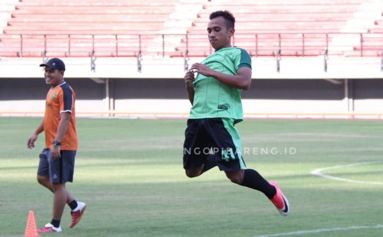 Winger Persebaya, Irfan Jaya dipastikan absen lawan PSBI Blitar. (Foto: Haris/ngopibareng.id)